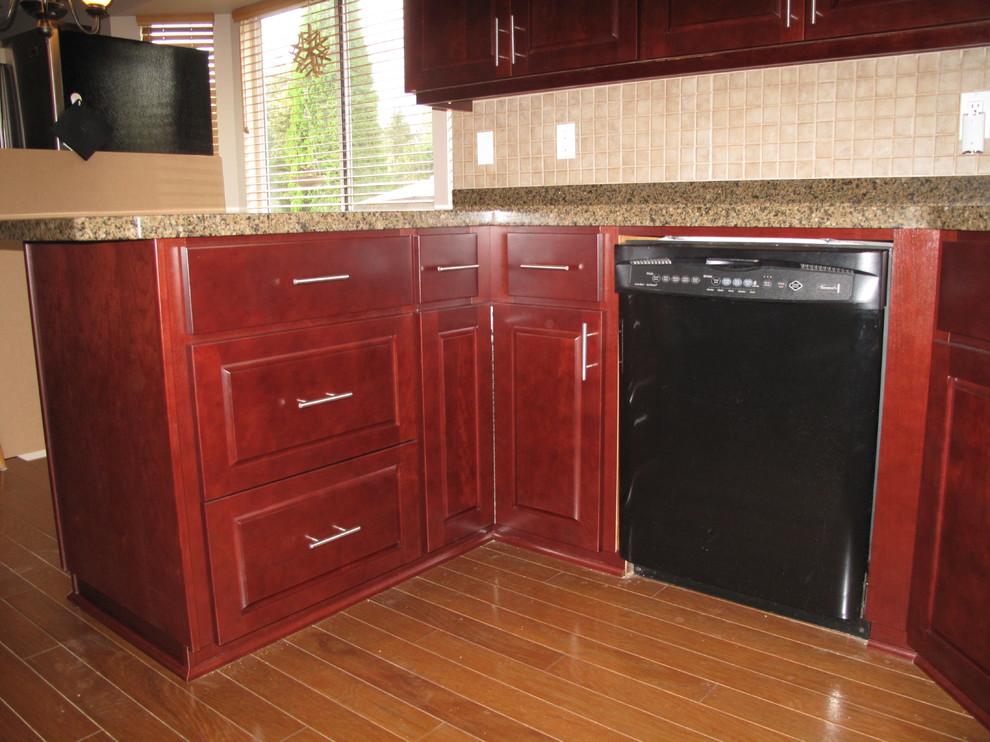 Modern inredning av ett mellanstort kök, med en dubbel diskho, luckor med upphöjd panel, granitbänkskiva och rostfria vitvaror