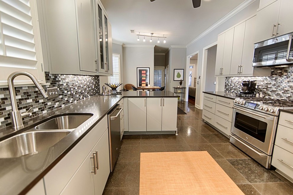 Bild på ett litet funkis kök, med en undermonterad diskho, släta luckor, grå skåp, bänkskiva i kvarts, flerfärgad stänkskydd, stänkskydd i mosaik, rostfria vitvaror, kalkstensgolv och en halv köksö