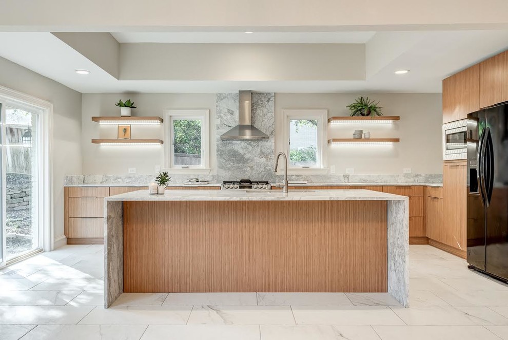 Modern inredning av ett stort grå grått kök, med en nedsänkt diskho, släta luckor, skåp i mellenmörkt trä, marmorbänkskiva, grått stänkskydd, stänkskydd i marmor, rostfria vitvaror, marmorgolv, en köksö och vitt golv