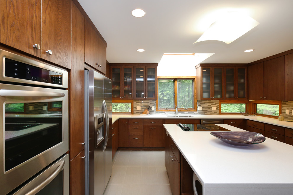 Immagine di una cucina moderna di medie dimensioni con lavello a doppia vasca, ante lisce, ante in legno scuro, top in quarzo composito, paraspruzzi grigio, paraspruzzi con piastrelle in ceramica, elettrodomestici in acciaio inossidabile e pavimento con piastrelle in ceramica
