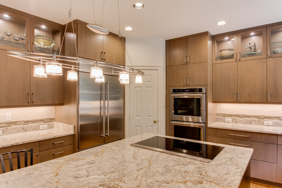 Mittelgroße Moderne Wohnküche in U-Form mit Unterbauwaschbecken, Granit-Arbeitsplatte, weißen Elektrogeräten, hellem Holzboden und Kücheninsel in Washington, D.C.