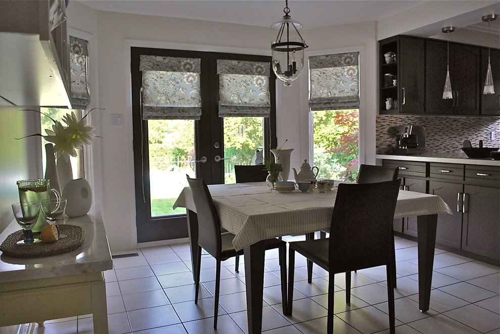 Источник вдохновения для домашнего уюта: кухня в классическом стиле с обеденным столом и шторами на окнах