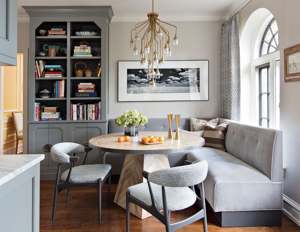 Klassische Wohnküche mit grauen Schränken, braunem Holzboden, offenen Schränken und orangem Boden in Philadelphia