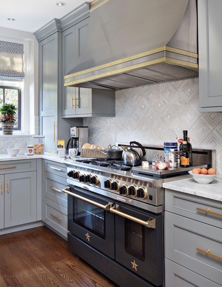 Bild på ett avskilt funkis u-kök, med en rustik diskho, luckor med infälld panel, grå skåp, marmorbänkskiva, gult stänkskydd, stänkskydd i marmor, rostfria vitvaror, mellanmörkt trägolv och en köksö