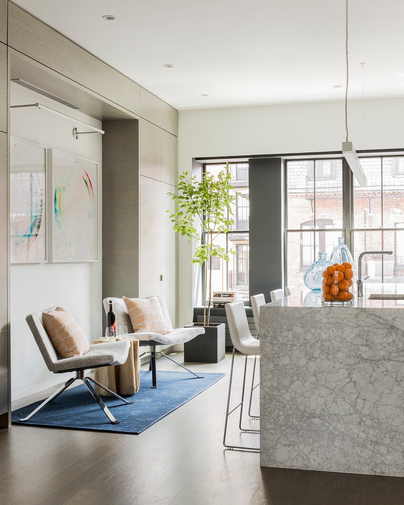 Offene Moderne Küche mit flächenbündigen Schrankfronten, hellbraunen Holzschränken, Marmor-Arbeitsplatte, Kücheninsel und weißer Arbeitsplatte in Boston