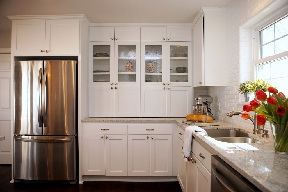 На фото: кухня в стиле модернизм с фартуком из плитки кабанчик и техникой из нержавеющей стали с