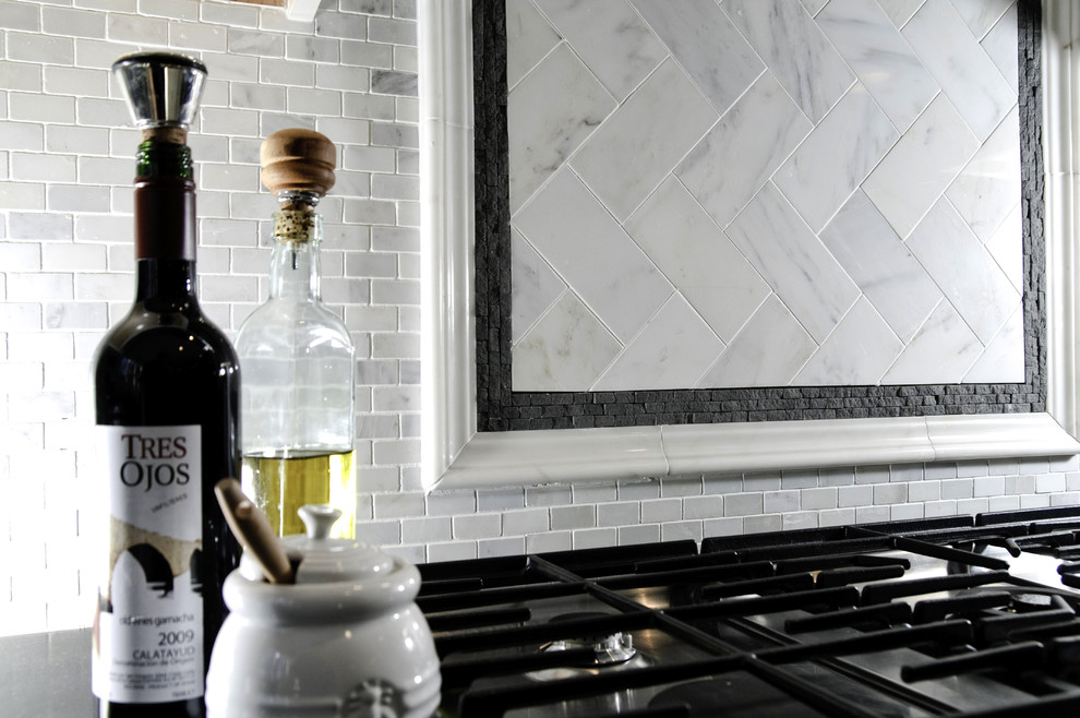 Minimalist l-shaped eat-in kitchen photo in DC Metro with white cabinets, an island, recessed-panel cabinets, granite countertops, gray backsplash, an undermount sink and stainless steel appliances