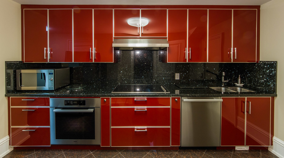 Einzeilige, Kleine Moderne Küche mit Einbauwaschbecken, flächenbündigen Schrankfronten, roten Schränken, Quarzwerkstein-Arbeitsplatte, Küchenrückwand in Schwarz und Küchengeräten aus Edelstahl in Toronto