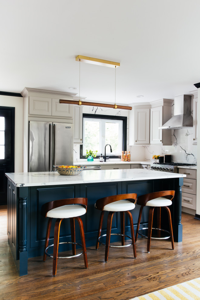 Modern inredning av ett mellanstort flerfärgad flerfärgat kök, med en dubbel diskho, luckor med upphöjd panel, grå skåp, bänkskiva i kvarts, flerfärgad stänkskydd, stänkskydd i sten, rostfria vitvaror, mellanmörkt trägolv och en köksö