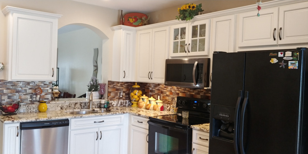 Источник вдохновения для домашнего уюта: угловая кухня среднего размера в стиле модернизм с обеденным столом, фасадами с выступающей филенкой и белыми фасадами