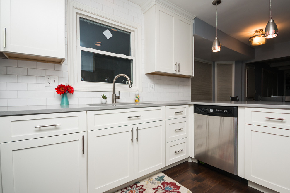 Modern inredning av ett mellanstort kök, med en undermonterad diskho, skåp i shakerstil, vita skåp, bänkskiva i kvarts, vitt stänkskydd, stänkskydd i tunnelbanekakel och rostfria vitvaror