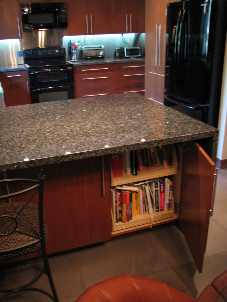 Foto di una cucina moderna di medie dimensioni con lavello sottopiano, ante lisce, ante in legno scuro, top in granito, paraspruzzi grigio, elettrodomestici neri, pavimento in gres porcellanato e penisola