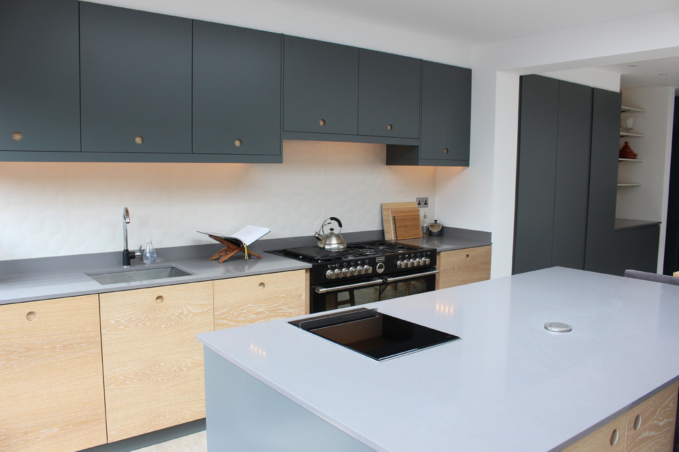 Foto de cocina lineal contemporánea con armarios con paneles lisos y una isla