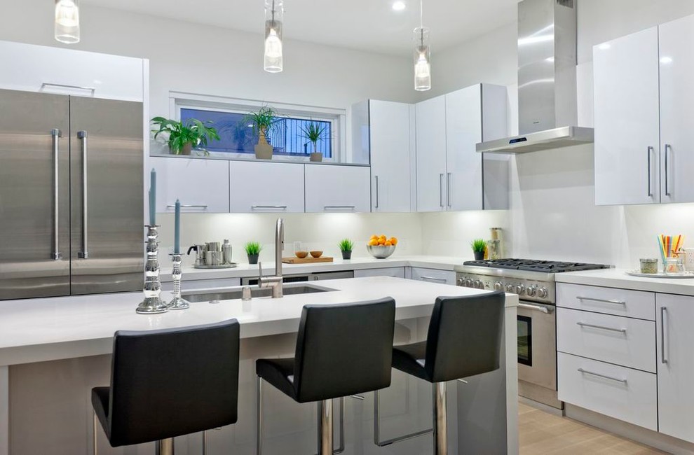 Foto di una cucina contemporanea con lavello sottopiano, ante lisce, ante bianche e elettrodomestici in acciaio inossidabile