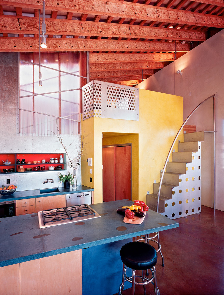 Свежая идея для дизайна: кухня в стиле лофт с открытыми фасадами и светлыми деревянными фасадами - отличное фото интерьера