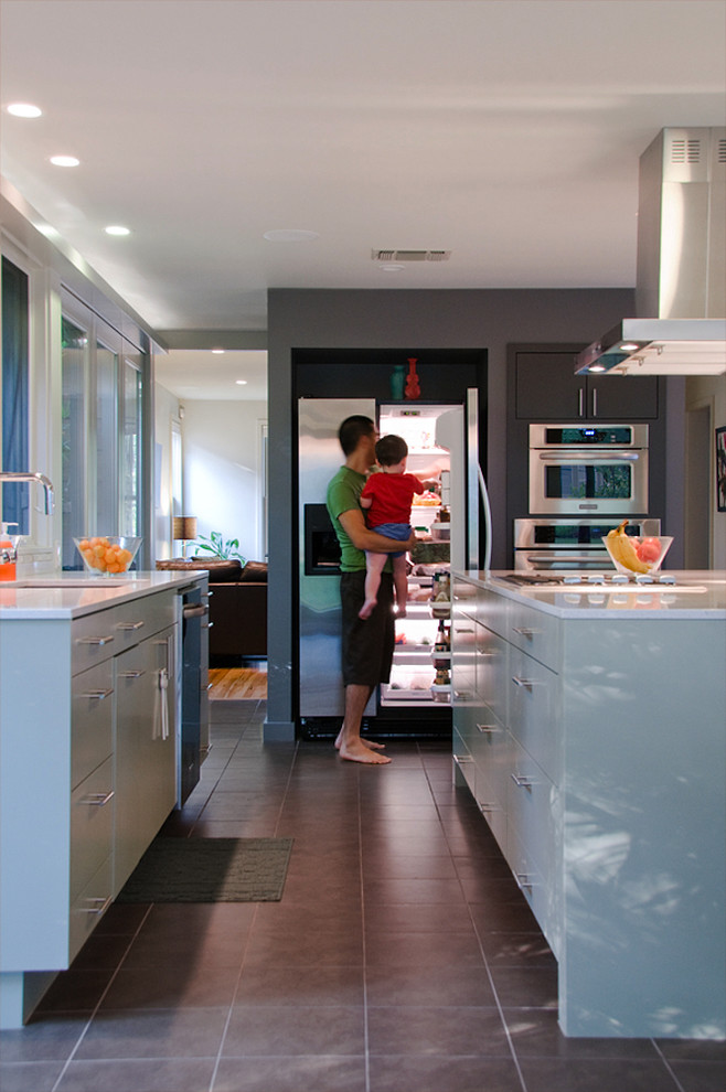 На фото: кухня в современном стиле с техникой из нержавеющей стали, плоскими фасадами и серыми фасадами с