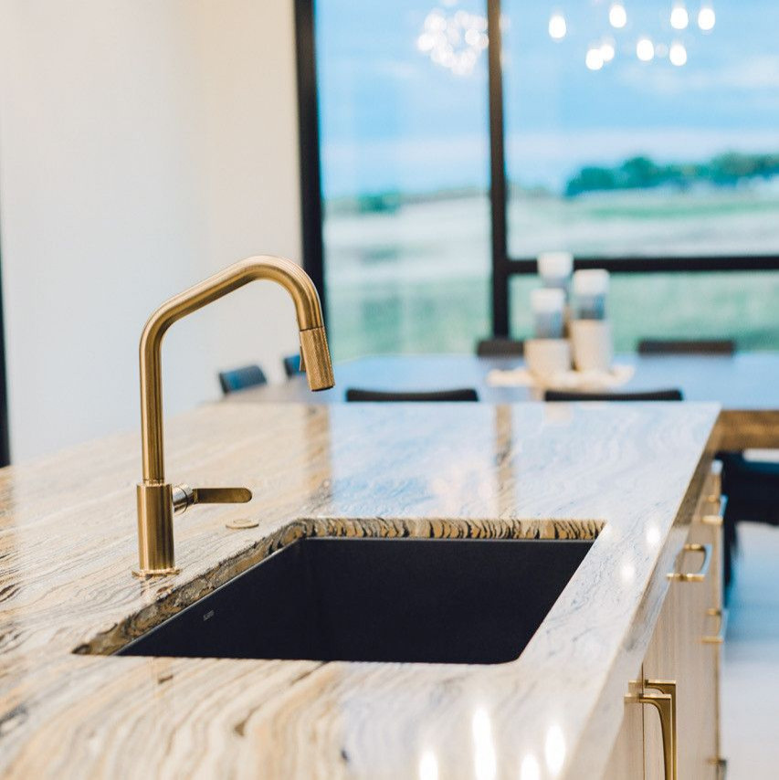 Foto di una cucina minimalista con ante in legno bruno, top in quarzo composito, elettrodomestici colorati e top marrone