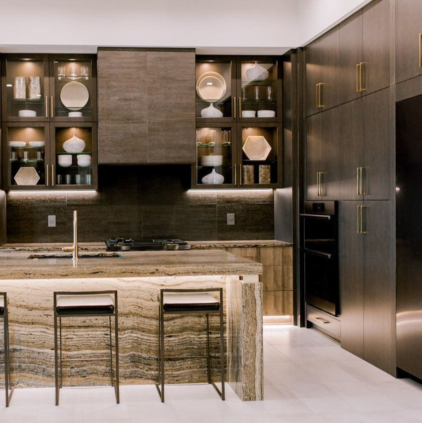 Foto di una cucina moderna con ante in legno bruno, top in quarzo composito, top marrone e elettrodomestici colorati