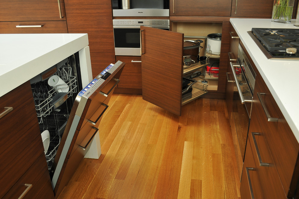 Exempel på ett mellanstort modernt kök, med en integrerad diskho, släta luckor, skåp i mörkt trä, bänkskiva i kvarts, beige stänkskydd, integrerade vitvaror, en köksö, ljust trägolv och stänkskydd i stenkakel