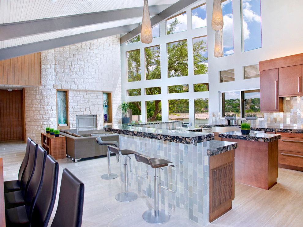 На фото: кухня-гостиная в современном стиле с плоскими фасадами, фасадами цвета дерева среднего тона и разноцветным фартуком