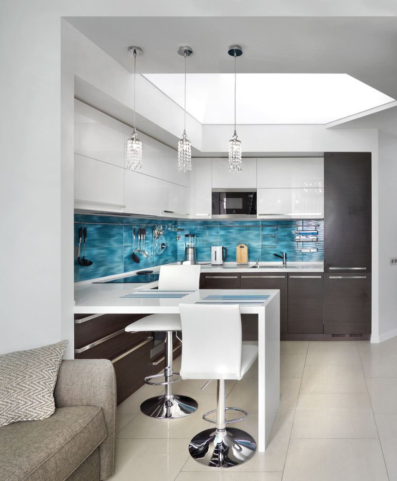 Идея дизайна: угловая кухня среднего размера в современном стиле с плоскими фасадами, белыми фасадами, синим фартуком, фартуком из керамической плитки и полом из керамической плитки