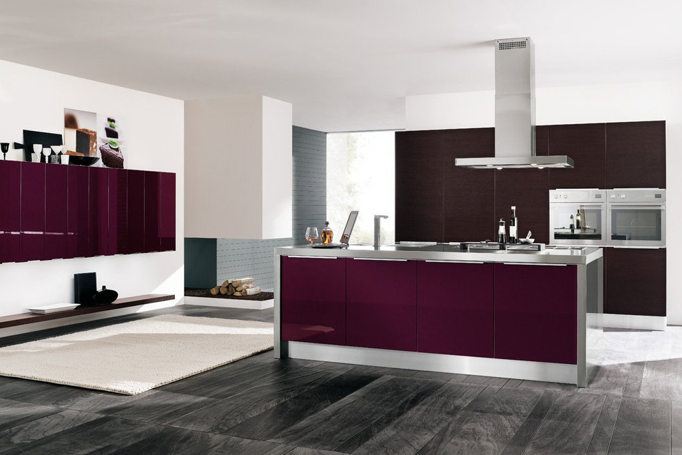 Foto de cocina minimalista grande con armarios con paneles lisos, puertas de armario violetas, encimera de acero inoxidable, electrodomésticos de acero inoxidable, una isla y suelo gris