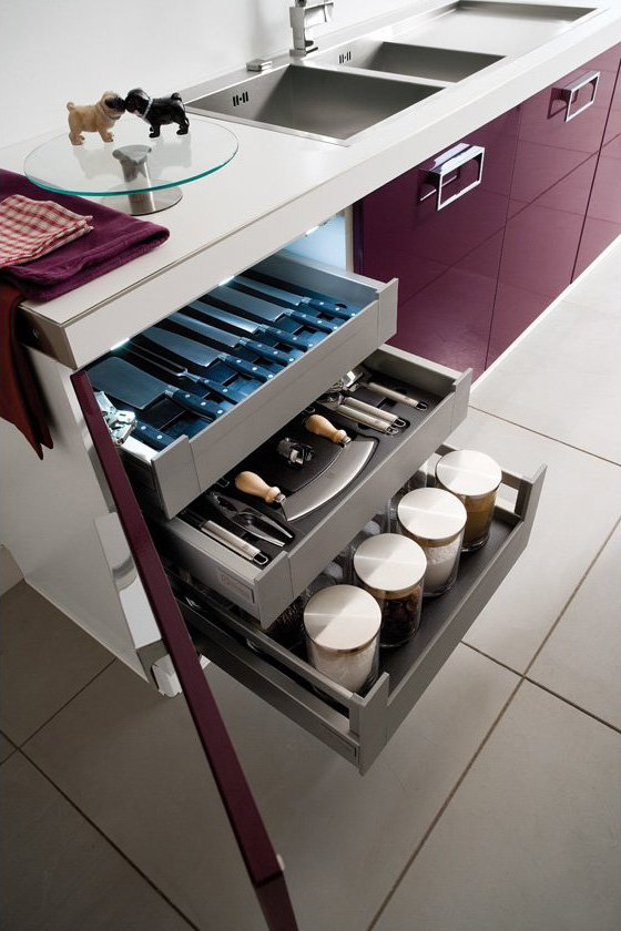 Foto di una grande cucina parallela moderna con ante lisce, ante viola, elettrodomestici in acciaio inossidabile e pavimento grigio