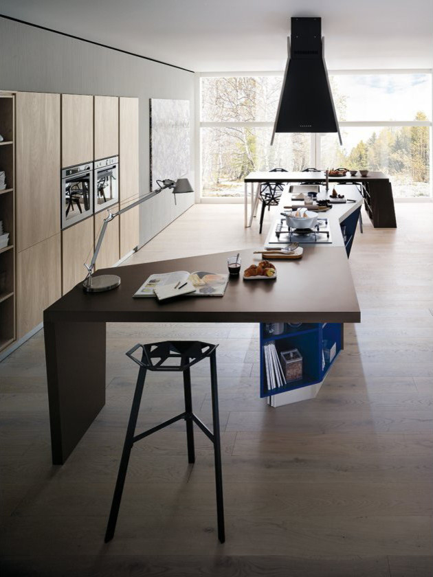 Immagine di una grande cucina minimalista con ante lisce, ante in legno scuro, elettrodomestici in acciaio inossidabile e pavimento in legno massello medio