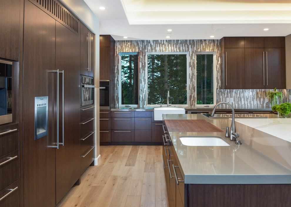 Modern Kitchen with Two Sinks and an Expansive Island Moderno