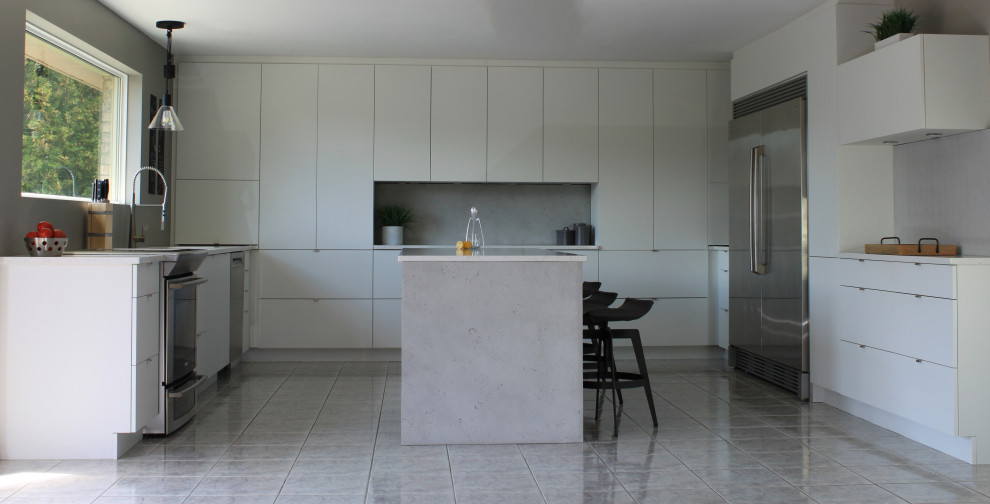 Modern inredning av ett vit vitt kök, med en undermonterad diskho, släta luckor, vita skåp, bänkskiva i kvartsit, stänkskydd i cementkakel, rostfria vitvaror och en köksö