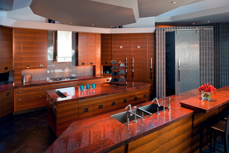 Свежая идея для дизайна: кухня в современном стиле с красной столешницей - отличное фото интерьера