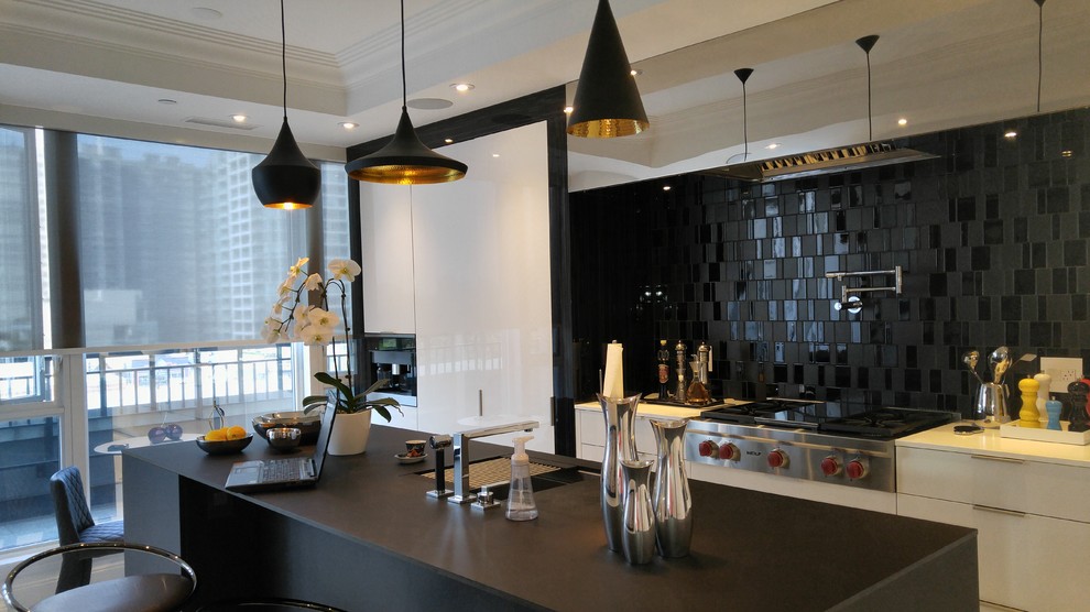 Immagine di un cucina con isola centrale minimalista chiuso e di medie dimensioni con ante bianche, elettrodomestici in acciaio inossidabile e pavimento in marmo