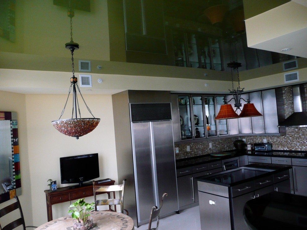 Exempel på ett mellanstort modernt kök, med en integrerad diskho, luckor med glaspanel, skåp i rostfritt stål, granitbänkskiva, flerfärgad stänkskydd, stänkskydd i mosaik, rostfria vitvaror och en köksö