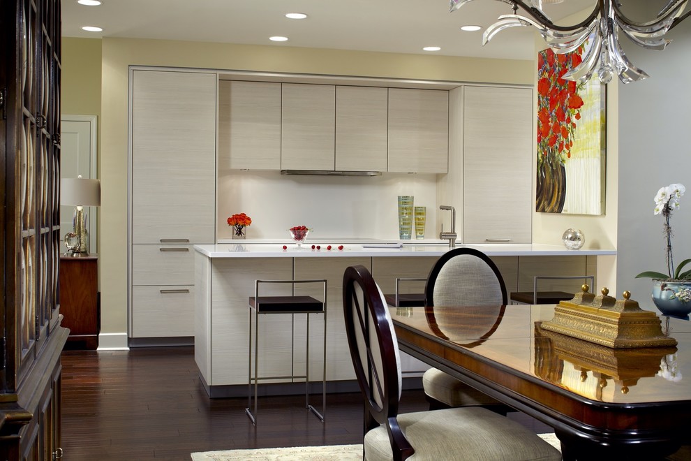 Moderne Wohnküche mit flächenbündigen Schrankfronten, beigen Schränken und Küchenrückwand in Weiß in Atlanta