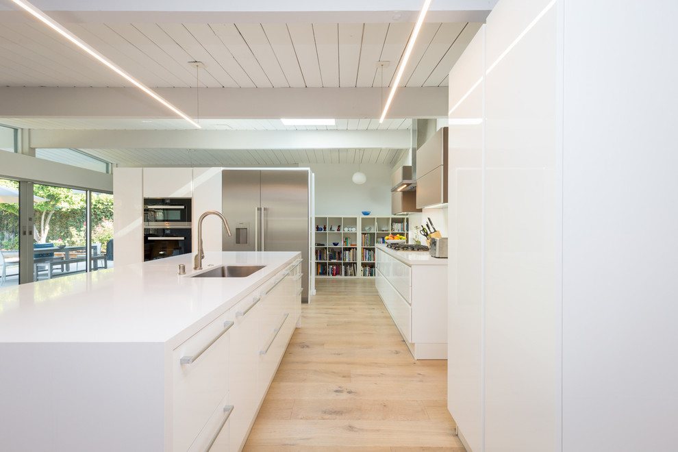 Imagen de cocina comedor lineal minimalista grande con encimera de cuarzo compacto y una isla