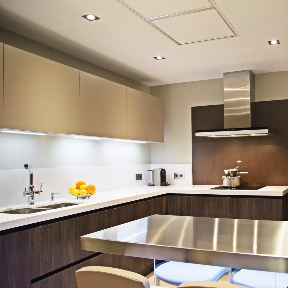 Cette photo montre une cuisine moderne en L de taille moyenne avec un plan de travail en quartz modifié.