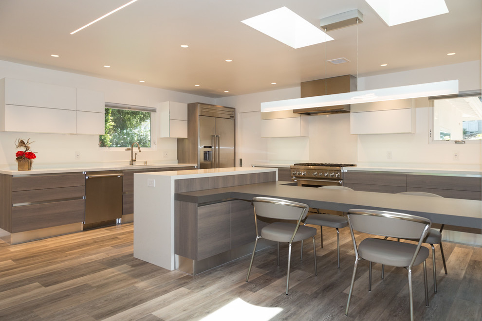 Große Moderne Wohnküche in L-Form mit Quarzwerkstein-Arbeitsplatte und zwei Kücheninseln in Miami