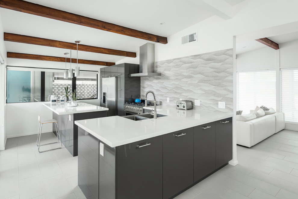 Mittelgroße Moderne Wohnküche mit Quarzwerkstein-Arbeitsplatte und Kücheninsel in Phoenix