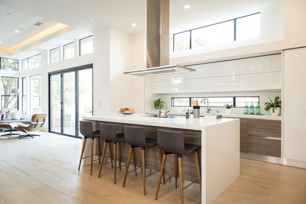 На фото: прямая кухня-гостиная среднего размера в стиле модернизм с столешницей из кварцевого агломерата и островом с