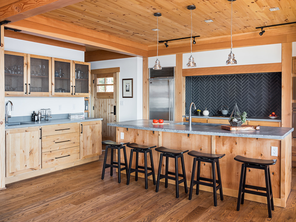 Inspiration för rustika grått l-kök, med en undermonterad diskho, släta luckor, skåp i ljust trä, grått stänkskydd, rostfria vitvaror, mellanmörkt trägolv, en köksö och brunt golv