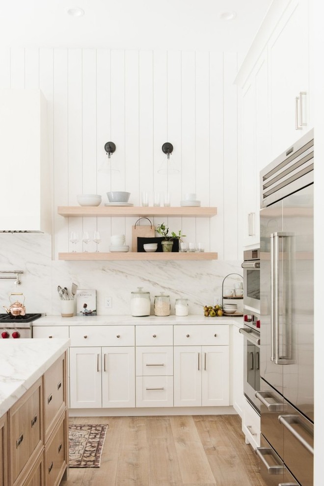 Idéer för ett stort lantligt vit l-kök, med vita skåp, marmorbänkskiva, flerfärgad stänkskydd, stänkskydd i marmor, rostfria vitvaror, ljust trägolv, en köksö, skåp i shakerstil och beiget golv