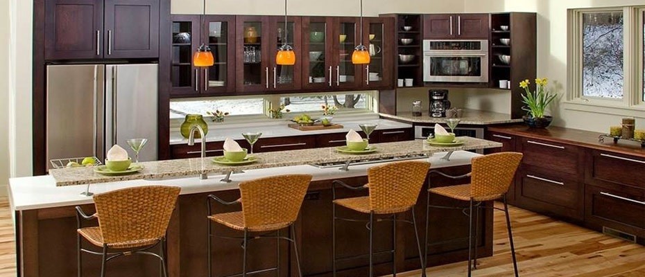 Стильный дизайн: кухня в стиле модернизм с гранитной столешницей и островом - последний тренд
