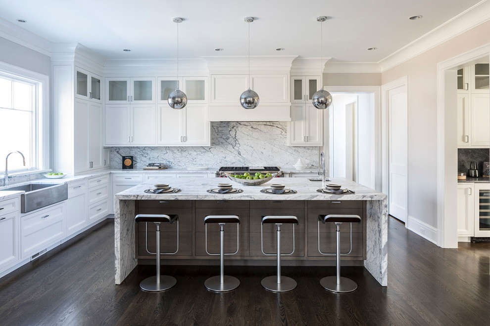 Exempel på ett klassiskt flerfärgad flerfärgat l-kök, med en rustik diskho, skåp i shakerstil, vita skåp, flerfärgad stänkskydd, stänkskydd i sten, mörkt trägolv, en köksö, brunt golv och marmorbänkskiva