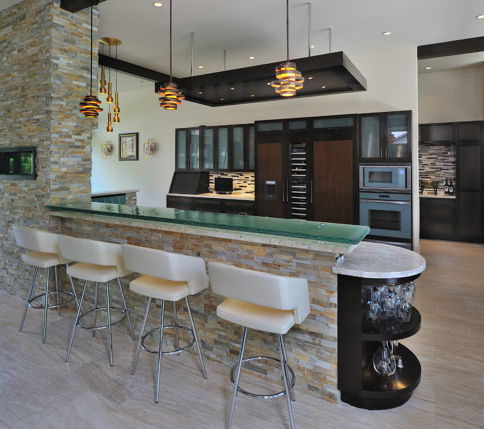 Zweizeilige Moderne Küche mit Glasfronten, dunklen Holzschränken, Glas-Arbeitsplatte, bunter Rückwand, Elektrogeräten mit Frontblende und türkiser Arbeitsplatte in Houston
