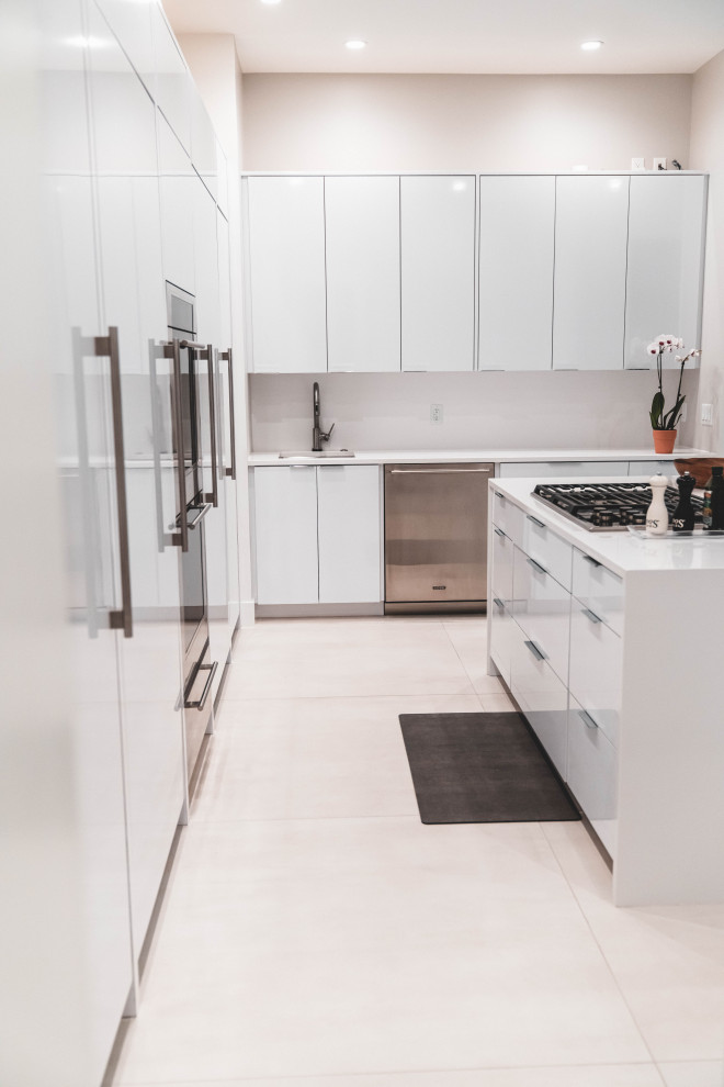 Esempio di una grande cucina minimalista con lavello sottopiano, ante lisce, ante bianche, top in quarzo composito, paraspruzzi bianco, elettrodomestici in acciaio inossidabile, pavimento con piastrelle in ceramica, pavimento bianco e top bianco