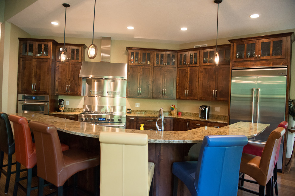 Exempel på ett mycket stort rustikt kök, med en undermonterad diskho, skåp i shakerstil, skåp i mörkt trä, granitbänkskiva, rostfria vitvaror och mellanmörkt trägolv
