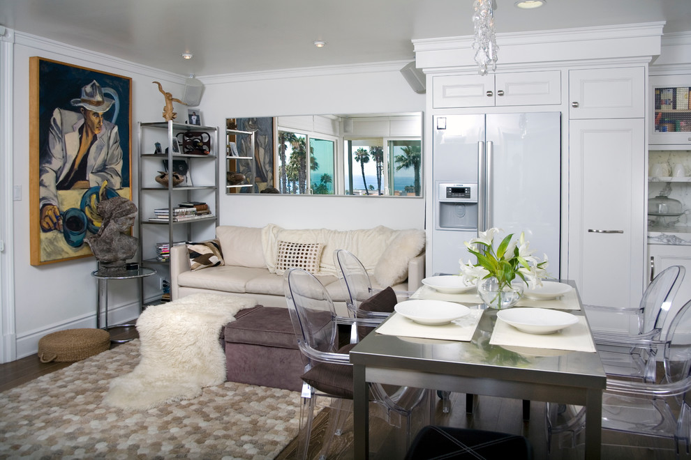Diseño de cocina costera abierta con armarios con paneles empotrados, puertas de armario blancas y electrodomésticos blancos
