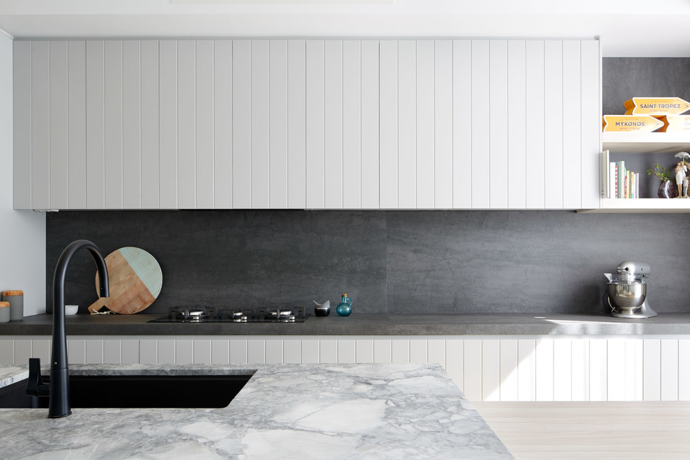 Zweizeilige Moderne Küche mit Unterbauwaschbecken, weißen Schränken, Küchenrückwand in Grau, Rückwand aus Stein, Kücheninsel und grauer Arbeitsplatte in Sydney