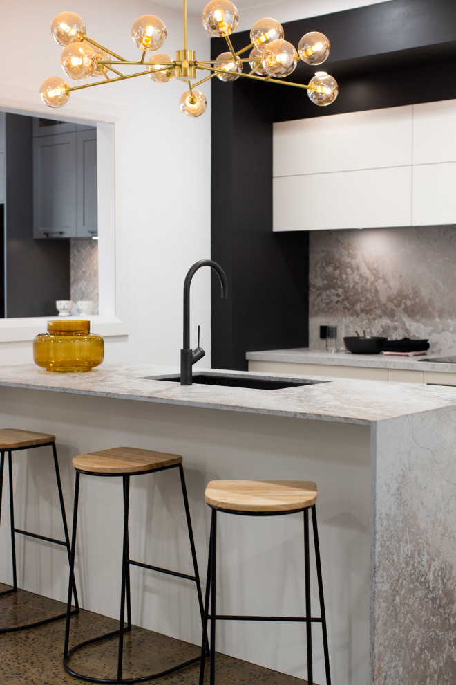 Foto di una cucina minimalista con paraspruzzi grigio e top grigio