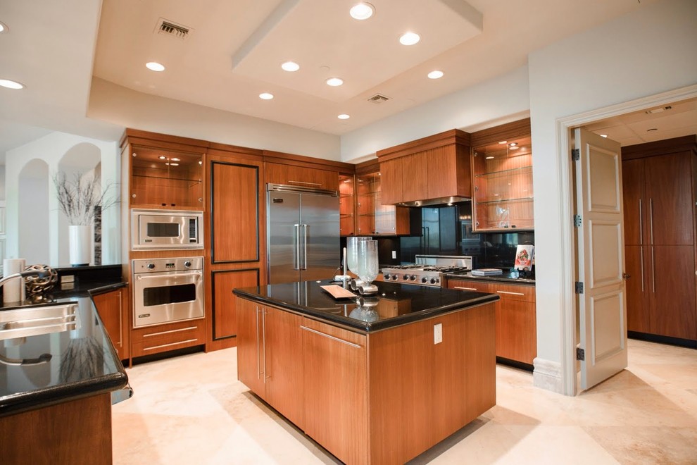 Offene, Geräumige Moderne Küche mit flächenbündigen Schrankfronten, hellbraunen Holzschränken, Granit-Arbeitsplatte und Kücheninsel in Las Vegas